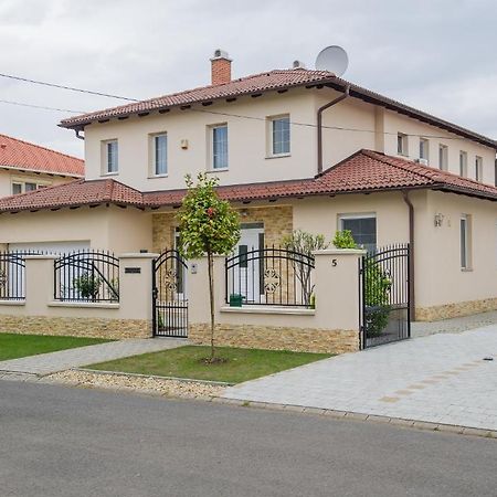 Aura Apartman Hajduszoboszlo Exterior photo