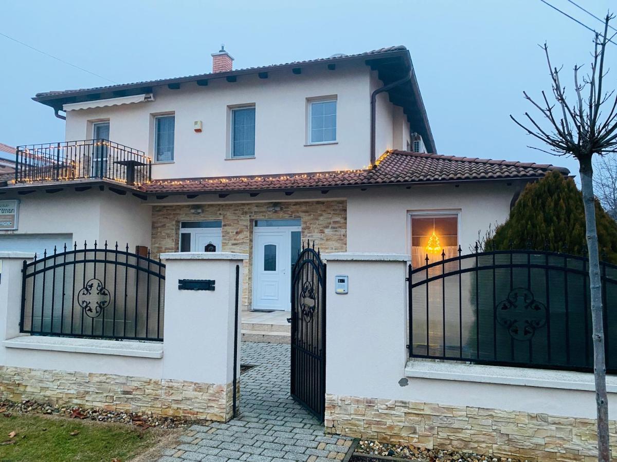 Aura Apartman Hajduszoboszlo Exterior photo